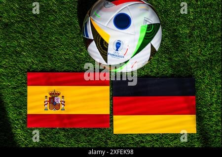 BERLIN, ALLEMAGNE, 2 JUILLET 2024 : Espagne vs Allemagne quart de finale de l'Euro 2024. Éliminatoires du Championnat d'Europe de football et ballon officiel 2024 Adidas EURO2 Banque D'Images