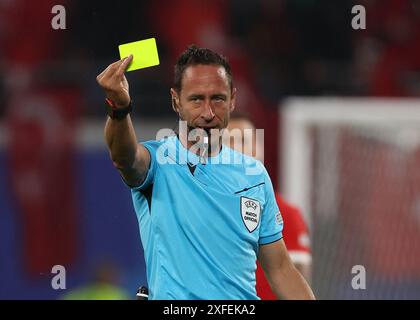 Leipzig, Allemagne. 2 juillet 2024. L'arbitre Artur Soares Dias tient un carton jaune lors du match de la ronde des 16 Championnats d'Europe de l'UEFA au stade de Leipzig, Leipzig. Le crédit photo devrait se lire : Paul Terry/Sportimage crédit : Sportimage Ltd/Alamy Live News Banque D'Images