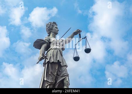 Francfort, Allemagne - 27 juin 2024 : la statue de Justitia, en bronze, a été financée par un marchand de vin de Francfort en 1887 et est basée sur le Banque D'Images