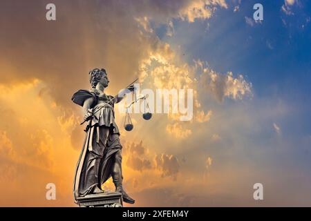 Francfort, Allemagne - 27 juin 2024 : la statue de Justitia, en bronze, a été financée par un marchand de vin de Francfort en 1887 et est basée sur le Banque D'Images