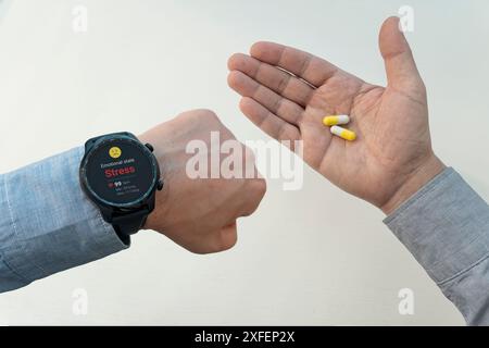 Gros plan photo de la pilule dans la main masculine. l'homme prend des médicaments. concept moderne de santé mentale en pharmacie. La prise d'antidépresseurs au travail. état émotionnel d'un Banque D'Images