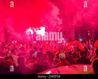 Türkische fans machen in in Bruchsal nach EM-Viertelfinaleinzug die Nacht zum Hunderte Türkei-fans belagern Straße vor dem Bahnhof in Bruchsal und feiern den türkischen SIEG über Österreich lautstarke Siegesfeier mit Bengalos, Fahnen und Musik Nach dem überraschenden Einzug der türkischen Nationalmannschaft ins Viertelfinale der UEFA EM 2024 sind die türkischen fans in Deutschland kaum noch zu halten. In Bruchsal brach nach dem Schlusspfiff wortwörtlich die Hölle los und die Bahnhofstraße verwandelte sich wie beim Einzug ins achtelfinale in eine riesige Partyzone. Hunderte Türkei-Anhänger ve Banque D'Images