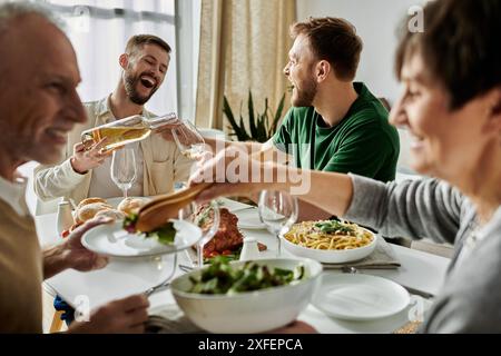 Un couple gay aime un repas en famille, partageant des rires et des bons moments. Banque D'Images