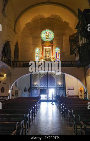 Cadaques, Espagne - 30 juin 2024 : intérieur de l'église Santa Maria, Cadaques, Costa Brava, Catalogne Banque D'Images