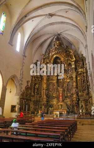 Cadaques, Espagne - 30 juin 2024 : intérieur de l'église Santa Maria, Cadaques, Costa Brava, Catalogne Banque D'Images