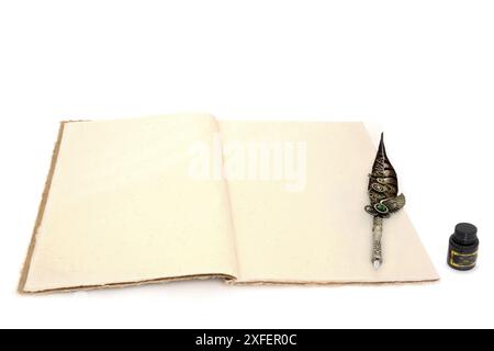 Équipement d'écriture rétro avec plume plume plume plume, cahier de chanvre et bouteille d'encre noire sur fond blanc. Vieille lettre, document, journal. Banque D'Images