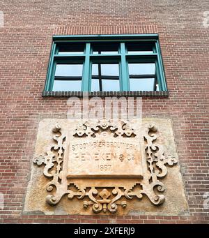 Amsterdam, pays-Bas. 10 juin 2024. Une vieille plaque à l'entrée de la brasserie Heineken à Amsterdam. Photo de haute qualité Banque D'Images