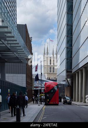 Londres - 06 10 2022 : vue sur London Bridge St avec double Decker et la tour de la cathédrale Southwark Banque D'Images