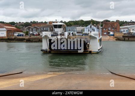 Pont flottant de Cowes approchant East Cowes avec proue vers le haut. Juillet 2024. Banque D'Images