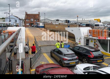 Pont flottant de Cowes approchant West Cowes avec des voitures et des passagers à pied. Juillet 2024. Banque D'Images