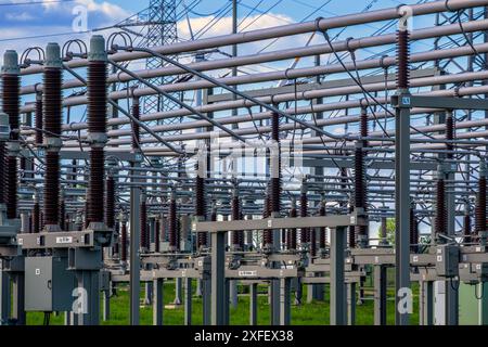 Pylônes électriques avec lignes à haute tension et isolateurs à la sous-station Avacon à Helmstedt, Allemagne, basse-Saxe, Helmstedt Banque D'Images