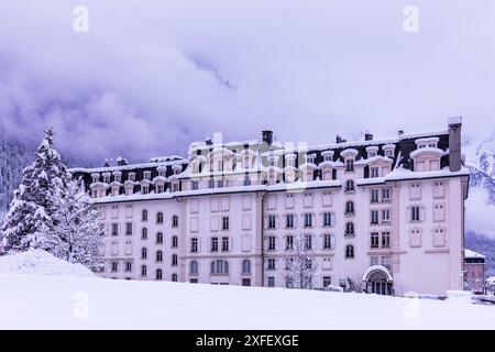 Ancien Palais de Chamonix recouvert de neige, Chamonix-Mont-Blanc, France – architecture hivernale alpine Banque D'Images