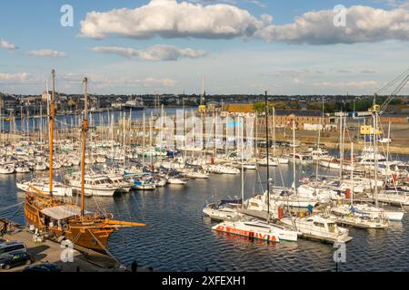 Voiliers dans le port de plaisance de St Malo, Ille-et-Vilaine, Bretagne, France Banque D'Images