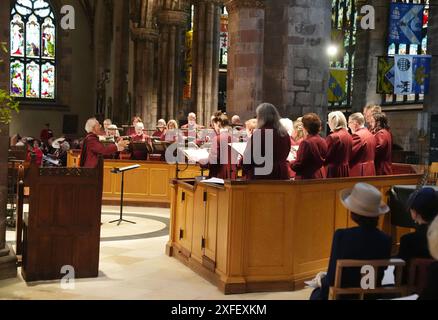 Le chœur chante lors de l'ordre du Service du chardon à la cathédrale St Giles d'Édimbourg, pour l'installation à l'ordre de la Reine, le duc d'Édimbourg, la baronne Black de Strome LT, la baronne Kennedy des Shaws LT et Sir Geoff Palmer KT. Date de la photo : mercredi 3 juillet 2024. Banque D'Images