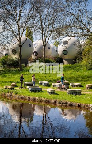 Pays-Bas, bulbe expérimental ou maisons sphériques appelées Bolwoningen dans la ville de Den Bosch ont été conçus par l'artiste et sculpteur néerlandais Dries Kreijkamp. Banque D'Images