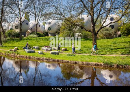 Pays-Bas, bulbe expérimental ou maisons sphériques appelées Bolwoningen dans la ville de Den Bosch ont été conçus par l'artiste et sculpteur néerlandais Dries Kreijkamp. Banque D'Images