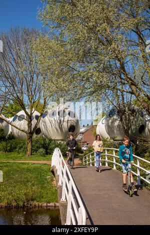 Pays-Bas, bulbe expérimental ou maisons sphériques appelées Bolwoningen dans la ville de Den Bosch ont été conçus par l'artiste et sculpteur néerlandais Dries Kreijkamp. Banque D'Images