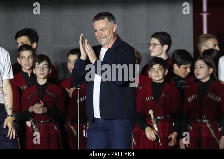 L'entraîneur-chef de l'équipe nationale de football géorgienne Willy Sagnol lors de la rencontre avec les supporters après le Championnat d'Europe de football de l'UEFA 2024 sur la place de la liberté le 2 juillet 2024 à Tbilissi, Géorgie. Monument de la liberté de Tbilissi, Freedom Square, Mtatsminda, district de Mtatsminda, Tbilissi, 0136, Georgia Georgia Copyright : xArturxStabulnieksx 582609 Banque D'Images