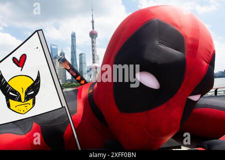 Shanghai, Chine. 03 juillet 2024. Une grande figure d'une montgolfière représentant Wolverine et Deadpool repose à North Bund avec la tour de télévision Shanghai Oriental Pearl en arrière-plan à Shanghai, en Chine, le 3 juillet. Le nouveau film 2024 commence sa tournée de presse à travers le monde. (Photo de Ying Tang/NurPhoto)0 crédit : NurPhoto SRL/Alamy Live News Banque D'Images