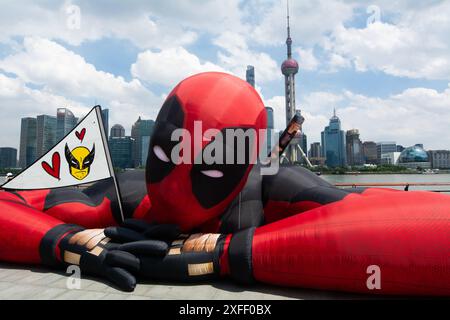 Shanghai, Chine. 03 juillet 2024. Une grande figure d'une montgolfière représentant Wolverine et Deadpool repose à North Bund avec la tour de télévision Shanghai Oriental Pearl en arrière-plan à Shanghai, en Chine, le 3 juillet. Le nouveau film 2024 commence sa tournée de presse à travers le monde. (Photo de Ying Tang/NurPhoto)0 crédit : NurPhoto SRL/Alamy Live News Banque D'Images