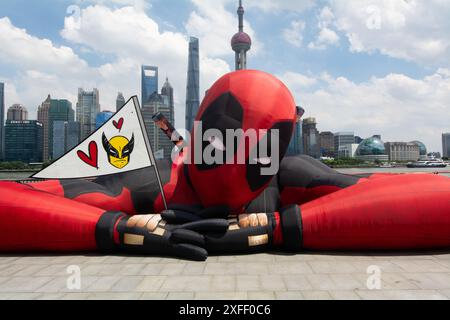 Shanghai, Chine. 03 juillet 2024. Une grande figure d'une montgolfière représentant Wolverine et Deadpool repose à North Bund avec la tour de télévision Shanghai Oriental Pearl en arrière-plan à Shanghai, en Chine, le 3 juillet. Le nouveau film 2024 commence sa tournée de presse à travers le monde. (Photo de Ying Tang/NurPhoto)0 crédit : NurPhoto SRL/Alamy Live News Banque D'Images