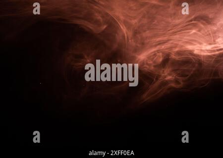 Brume de brouillard rouge sur fond sombre. Nuage de fumée atmosphérique abstrait. Banque D'Images