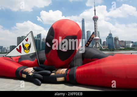Shanghai, Chine. 03 juillet 2024. Une grande figure d'une montgolfière représentant Wolverine et Deadpool repose à North Bund avec la tour de télévision Shanghai Oriental Pearl en arrière-plan à Shanghai, en Chine, le 3 juillet. Le nouveau film 2024 commence sa tournée de presse à travers le monde. (Photo de Ying Tang/NurPhoto)0 crédit : NurPhoto SRL/Alamy Live News Banque D'Images