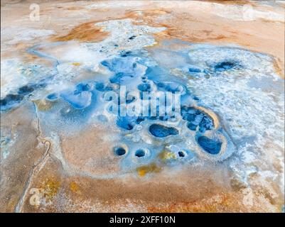 Vue d'en haut, vue aérienne imprenable sur la zone géothermique de Námafjall également connue sous le nom de Hverir avec fumerolles fumantes et pots de boue bouillante. Banque D'Images