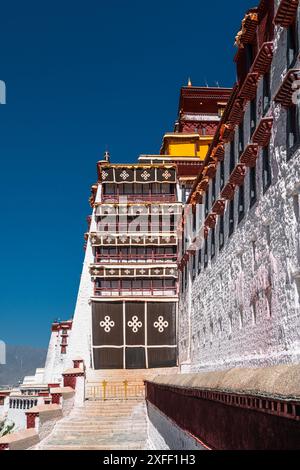 Entrée principale du Palais du Potala à Lhassa, Tibet. Ciel bleu avec espace de copie pour le texte Banque D'Images