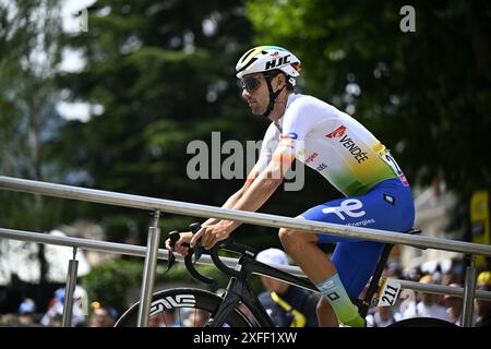 Saint Jean de Maurienne, France. 03 juillet 2024. Steff Cras belges de TotalEnergies photographiés au départ de l'étape 5 du Tour de France 2024, de Saint-Jean-de-Maurienne à Saint-Vulbas, France (177, 4 km) le mercredi 03 juillet 2024. La 111ème édition du Tour de France débute le samedi 29 juin et se termine à Nice le 21 juillet. BELGA PHOTO JASPER JACOBS crédit : Belga News Agency/Alamy Live News Banque D'Images