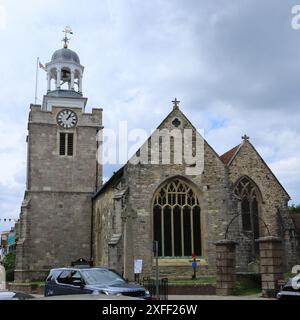 Port de Lymington, Angleterre. 18 juin 2024. L'église Saint Thomas l'apôtre, une église anglicane avec une seule tour. Banque D'Images