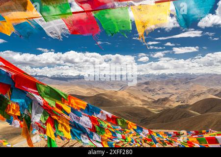 Montagnes enneigées de l'Himalaya au col de Lalung la, 5050m d'altitude sur l'autoroute de l'amitié entre Lhassa au Tibet et Katmandou au Népal Banque D'Images