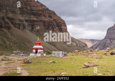 10 JUILLET 2022, KAILASH, TIBET : le stupa bouddhiste le symbole des lumières sur la vallée de la montagne pendant le rituel kora (yatra) autour du Mont K sacré Banque D'Images