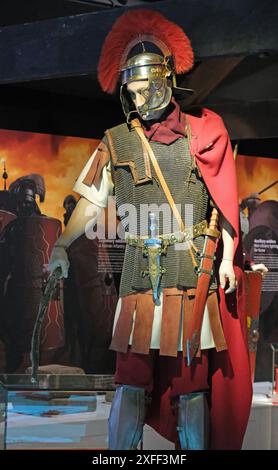 Armure de soldat romain, armes et casques au musée Vindolanda. Banque D'Images