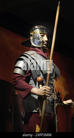 Armure de soldat romain, armes et casques au musée Vindolanda. Banque D'Images