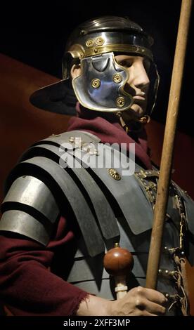 Armure de soldat romain, armes et casques au musée Vindolanda. Banque D'Images