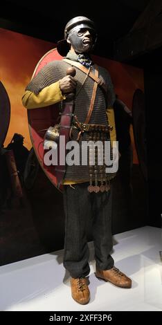 Armure de soldat romain, armes et casques au musée Vindolanda. Banque D'Images