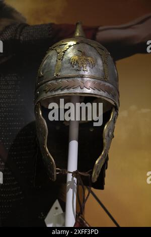 Armure de soldat romain, armes et casques au musée Vindolanda. Banque D'Images