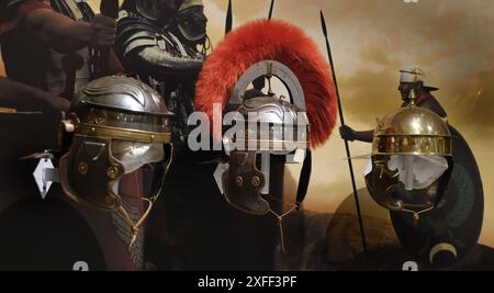 Armure de soldat romain, armes et casques au musée Vindolanda. Banque D'Images