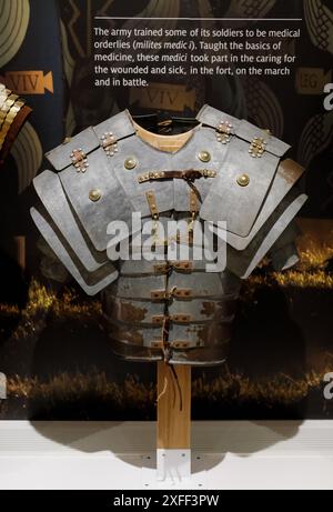 Armure de soldat romain, armes et casques au musée Vindolanda. Banque D'Images