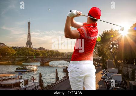 Golf olympique à Paris 2024 (homme jouant au golf contre la Tour Eiffel en France) Banque D'Images