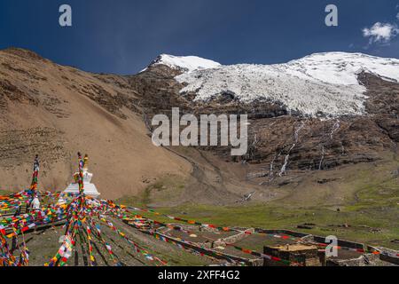 Stupa au col de Karo la, dans la chaîne Lhagoi-Kangri du nord de l'Himalaya, à la frontière des comtés de Nagarze et Gyangz au Tibet. Le PA Banque D'Images