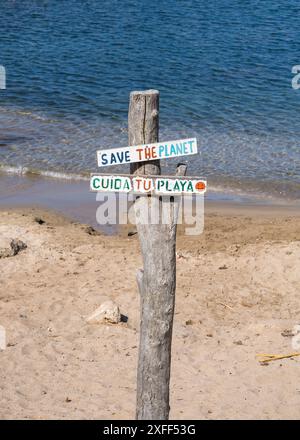 Itinéraires touristiques sur la plage. Panneaux, directions, désignations, lieux populaires pour les touristes. Sur l'île de Majorque, Espagne. Îles Baléares. Banque D'Images