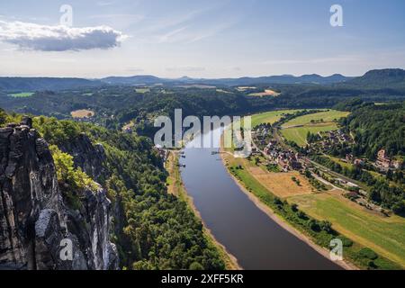 Vue panoramique sur les piliers monumentaux de grès Bastei près du village de Kurort Rathen dans le parc national de la Suisse saxonne par Dresde et Elbe rive Banque D'Images