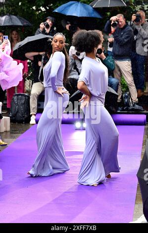 Modèles BEI der Anja Gockel Fashion Show Let the Birds Fly auf der Berlin Fashion week S/S 2025 im Paris44. Berlin, 02.07.2024 *** mannequins au défilé Anja Gockel Let the Birds Fly à Berlin Fashion week S S 2025 à Paris44 Berlin, 02 07 2024 Foto:XM.xWehnertx/xFuturexImagex gockel 4611 Banque D'Images