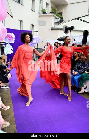 Modèles BEI der Anja Gockel Fashion Show Let the Birds Fly auf der Berlin Fashion week S/S 2025 im Paris44. Berlin, 02.07.2024 *** mannequins au défilé Anja Gockel Let the Birds Fly à Berlin Fashion week S S 2025 à Paris44 Berlin, 02 07 2024 Foto:XM.xWehnertx/xFuturexImagex gockel 4627 Banque D'Images