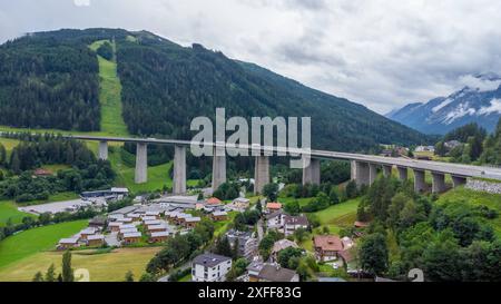 Steinach am Brenner, Autriche - 1er juillet 2024 : vue aérienne du pont Gschnitztal, un pont de la route du Brenner, enjambant la vallée du Gschnitztal dans les Alpes tyroliennes et reliant l'Autriche à l'Italie *** Luftaufnahme der Gschnitztalbrücke, ein Brücke der Brennerautobahn, überspannt das Gschnitztal in den Tiroler Alpen und verbindet Österreich mit Italien Banque D'Images