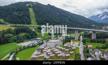 Steinach am Brenner, Autriche - 1er juillet 2024 : vue aérienne du pont Gschnitztal, un pont de la route du Brenner, enjambant la vallée du Gschnitztal dans les Alpes tyroliennes et reliant l'Autriche à l'Italie *** Luftaufnahme der Gschnitztalbrücke, ein Brücke der Brennerautobahn, überspannt das Gschnitztal in den Tiroler Alpen und verbindet Österreich mit Italien Banque D'Images