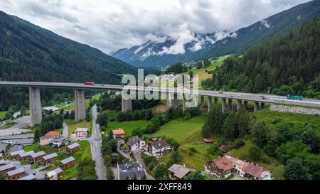 Steinach am Brenner, Autriche - 1er juillet 2024 : vue aérienne du pont Gschnitztal, un pont de la route du Brenner, enjambant la vallée du Gschnitztal dans les Alpes tyroliennes et reliant l'Autriche à l'Italie *** Luftaufnahme der Gschnitztalbrücke, ein Brücke der Brennerautobahn, überspannt das Gschnitztal in den Tiroler Alpen und verbindet Österreich mit Italien Banque D'Images