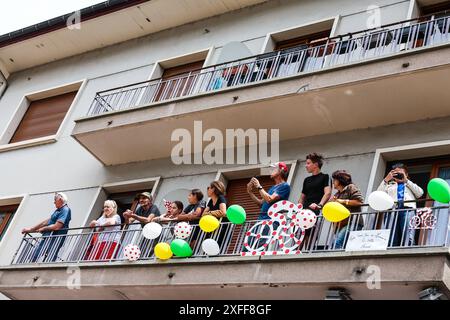 Saint Jean de Maurienne, France. 03 juillet 2024. Fans photographiés au départ de l'étape 5 du Tour de France 2024, de Saint-Jean-de-Maurienne à Saint-Vulbas, France (177, 4 km) le mercredi 03 juillet 2024. La 111ème édition du Tour de France débute le samedi 29 juin et se termine à Nice le 21 juillet. BELGA PHOTO DAVID PINTENS crédit : Belga News Agency/Alamy Live News Banque D'Images